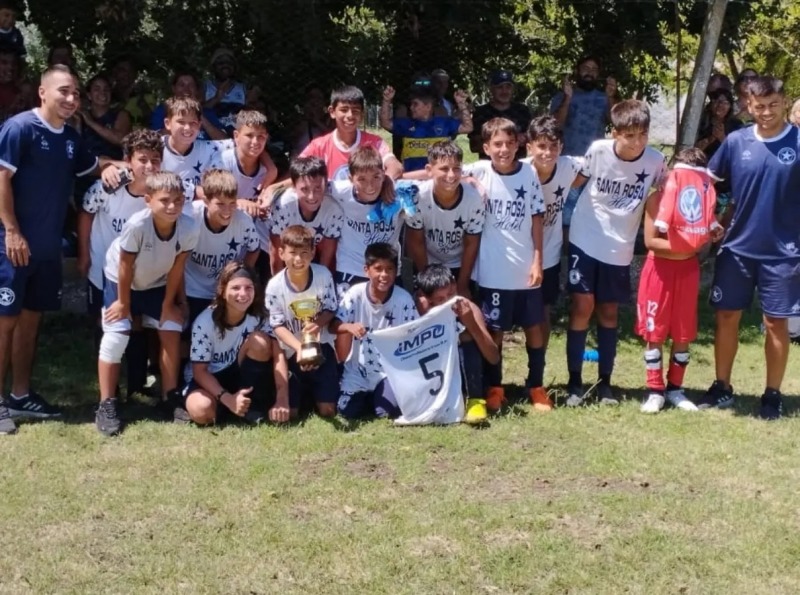Racing gan la Copa de Plata en el torneo infantil en Ayacucho